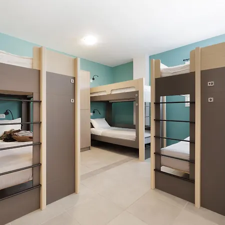 Local Hostel&suites