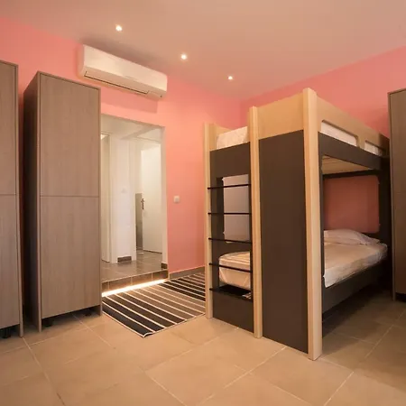 Local Hostel&suites