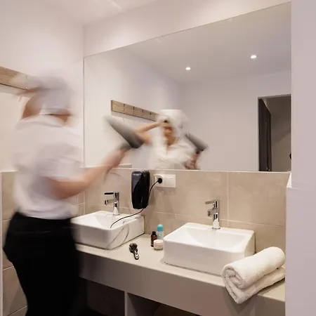 Vandrarhem Local & *