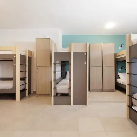 ホステル Local &